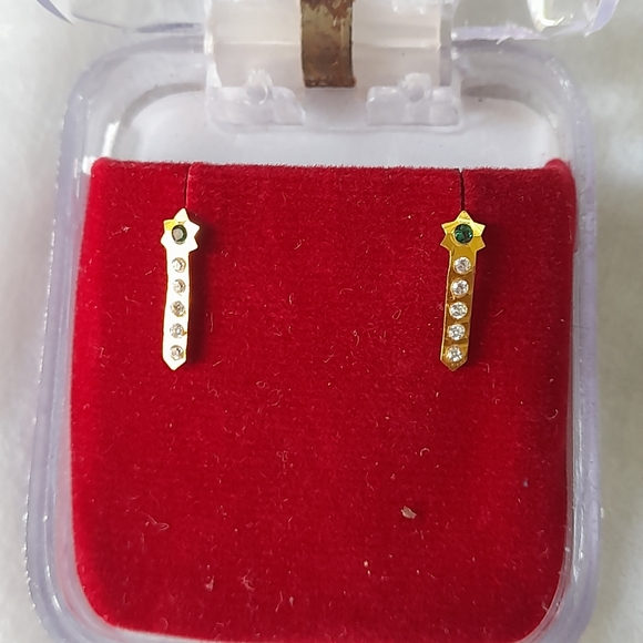 Beautiful new flower desine studs - Picture 6 of 16